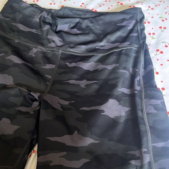 Athleta ultimate stash pocket 7” short - Picture 2 of 5